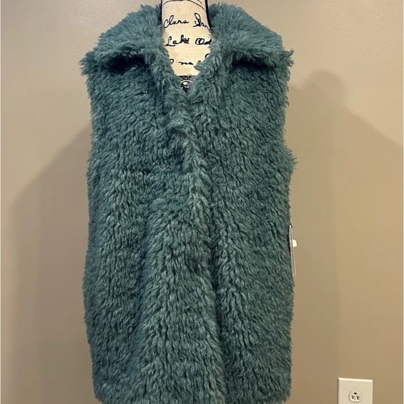 UGG Tammie Faux Fur Vest - Picture 4 of 7
